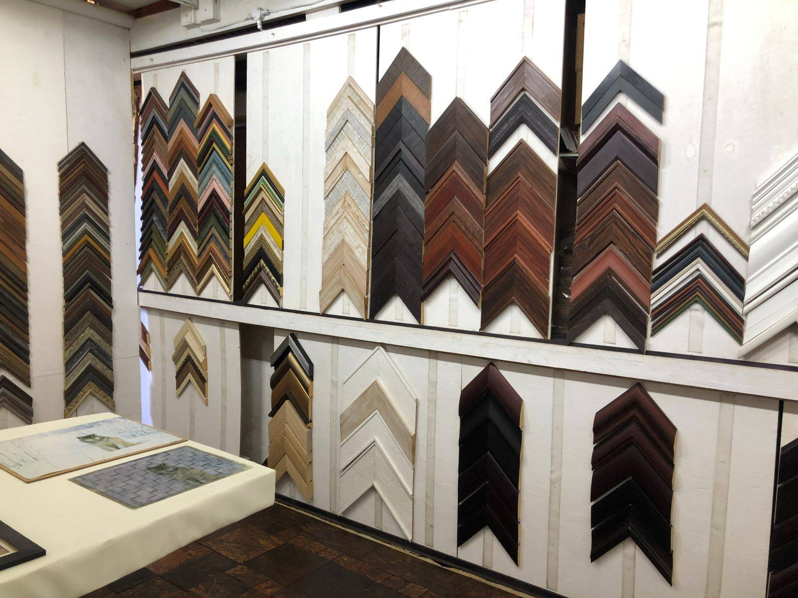 Moulding corner samples in bright chevrons